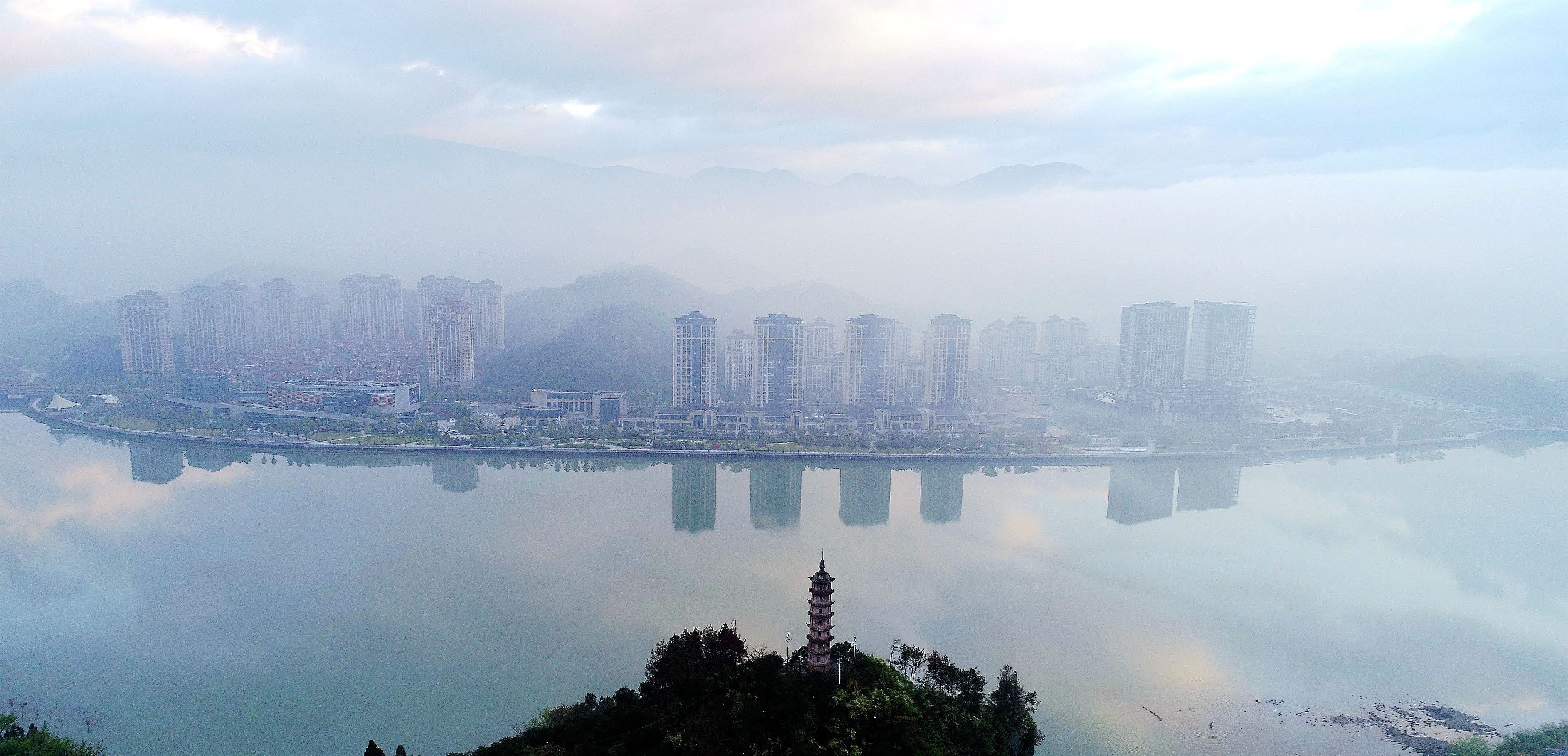 浙江臺(tái)州:輕紗薄霧城市宛如仙境